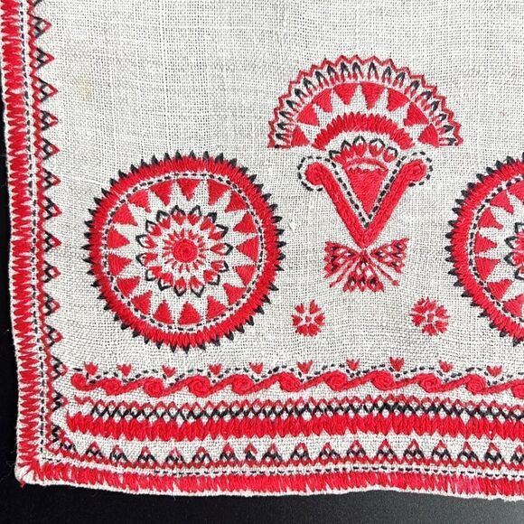 Vintage Embroidered Table Linen Set of 4 Placemats & 5 Napkins - Picture 5 of 10